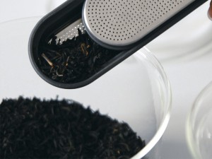 茶葉をティーインフューザーの中に入れる