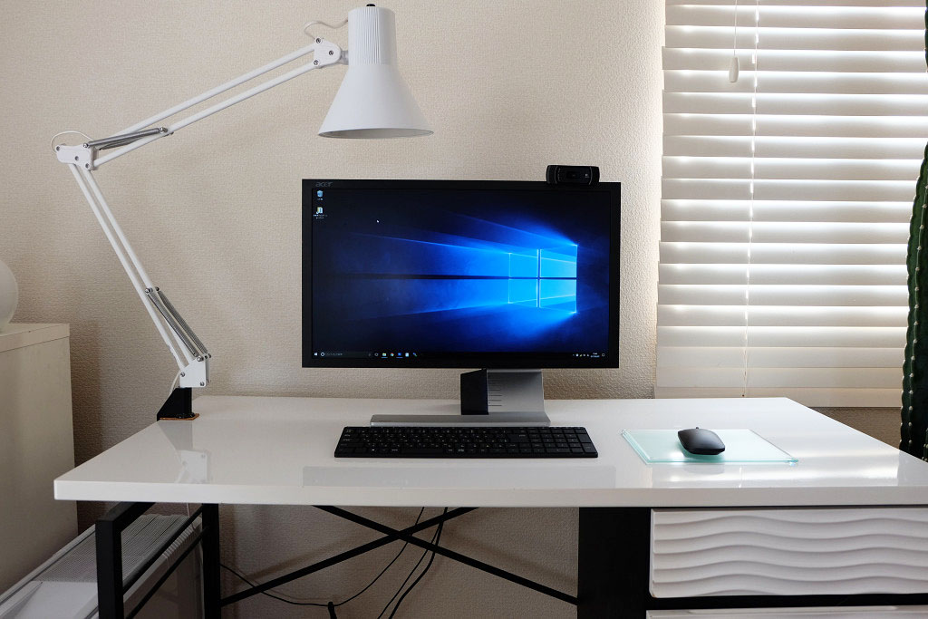 遠めから見たマウスとキーボード