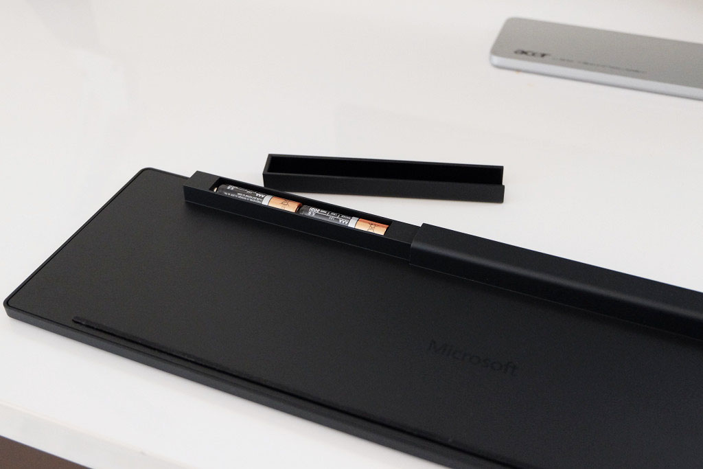 キーボードの裏にあるマグネット式のフタ