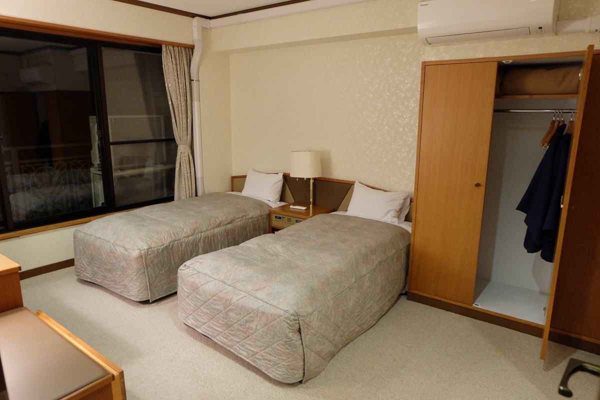 ベッドルーム1(窓側)