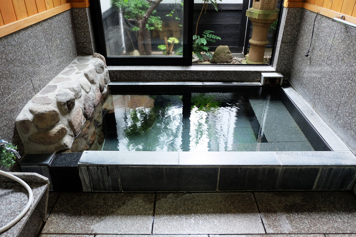 源泉掛け流し内湯