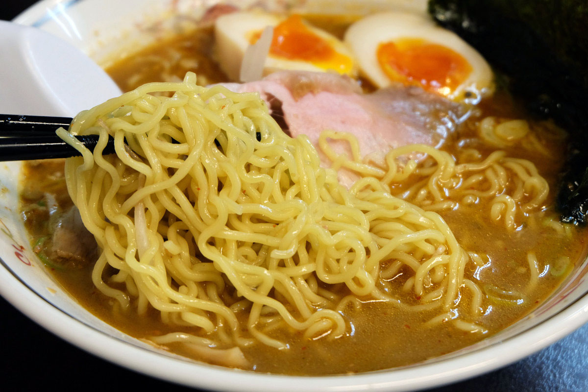 中細の縮れ麺