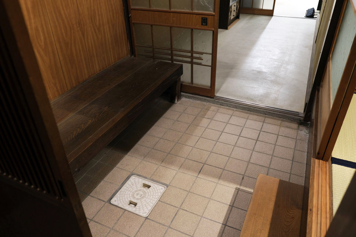 玄関隣のベンチ