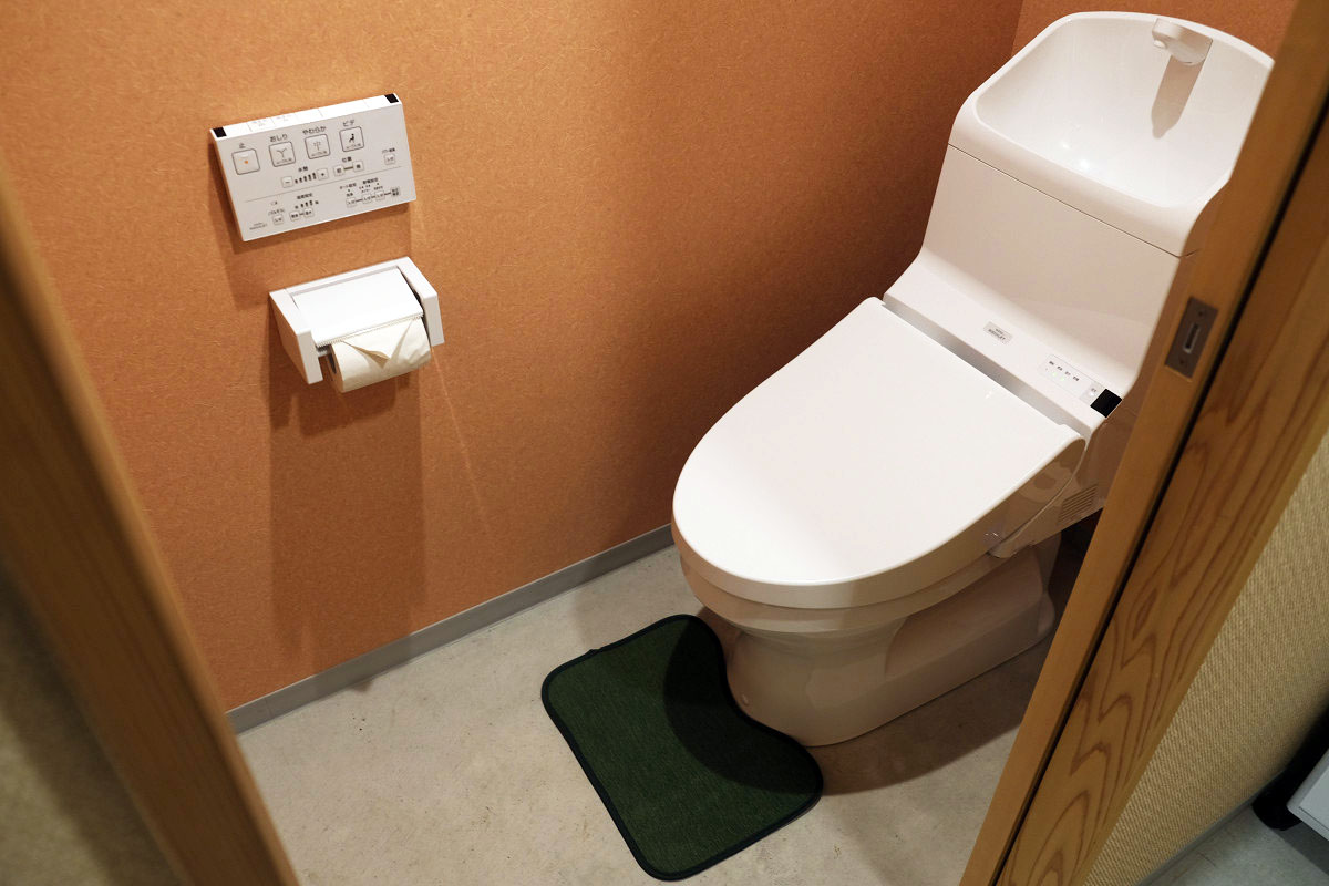 台所奥のトイレ