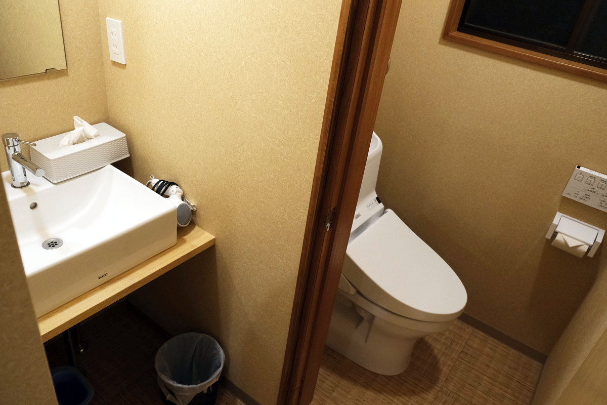 廊下奥の洗面台&トイレ