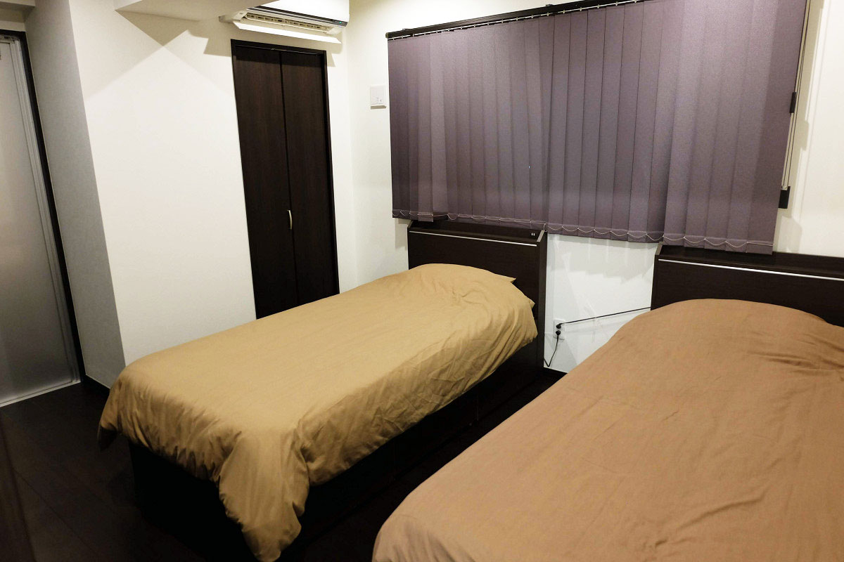 バルコニー側ベッドルーム