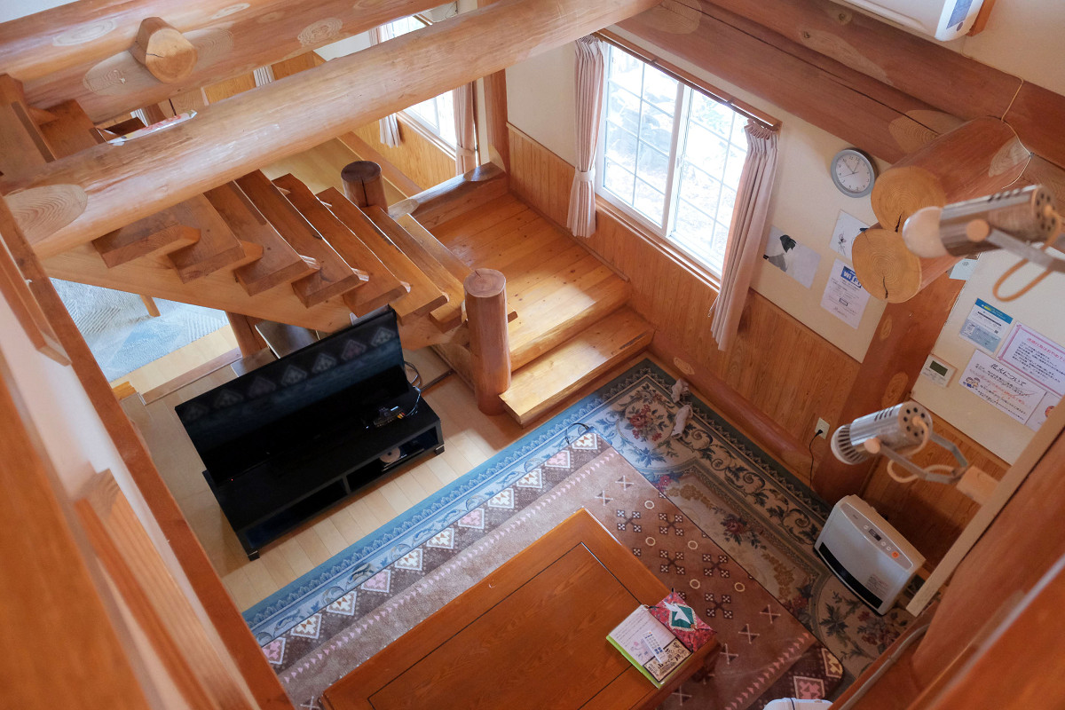 2階から見た1階の部屋