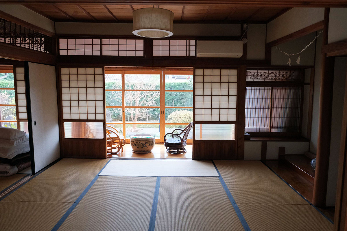 玄関側の部屋 窓側