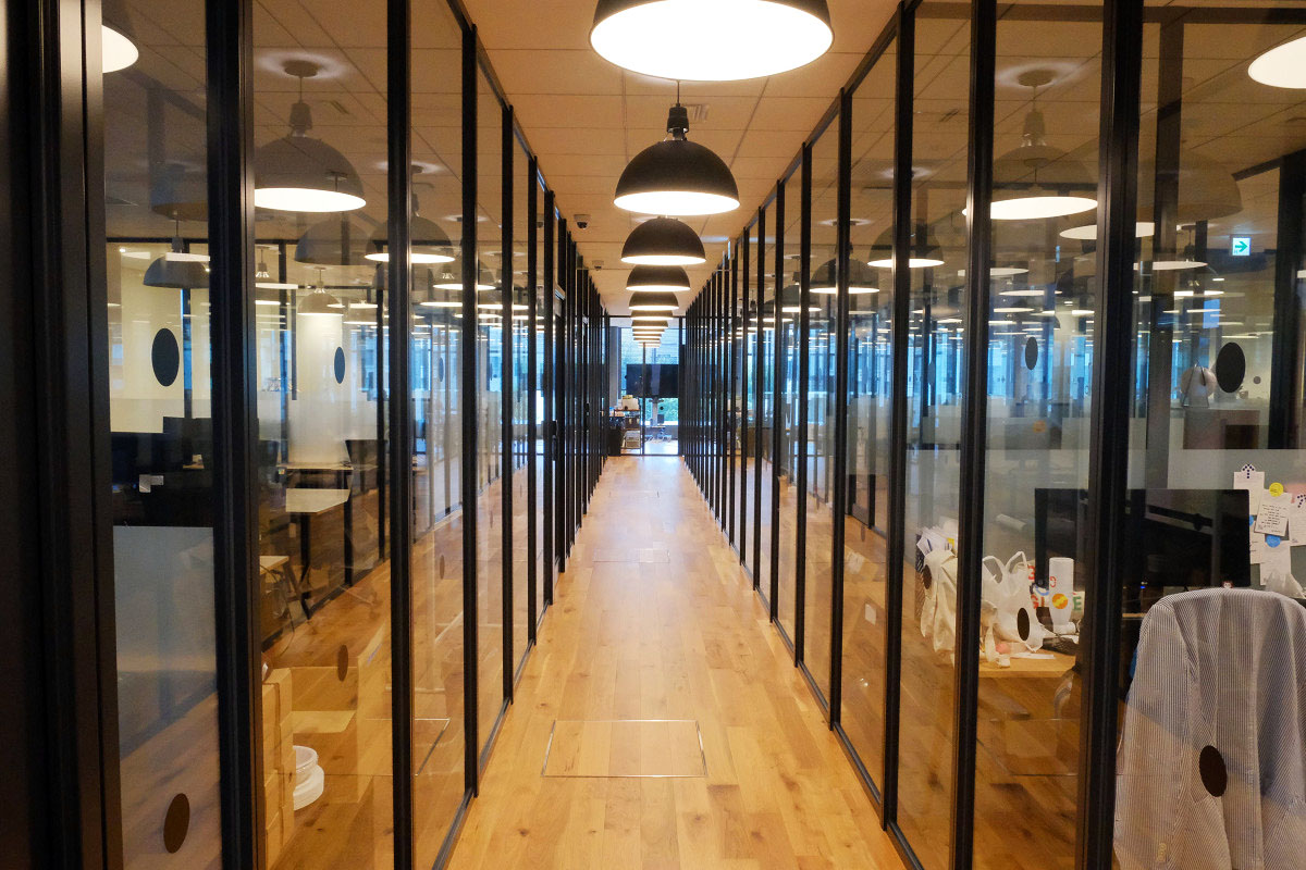 ガラス張りでスタイリッシュな雰囲気