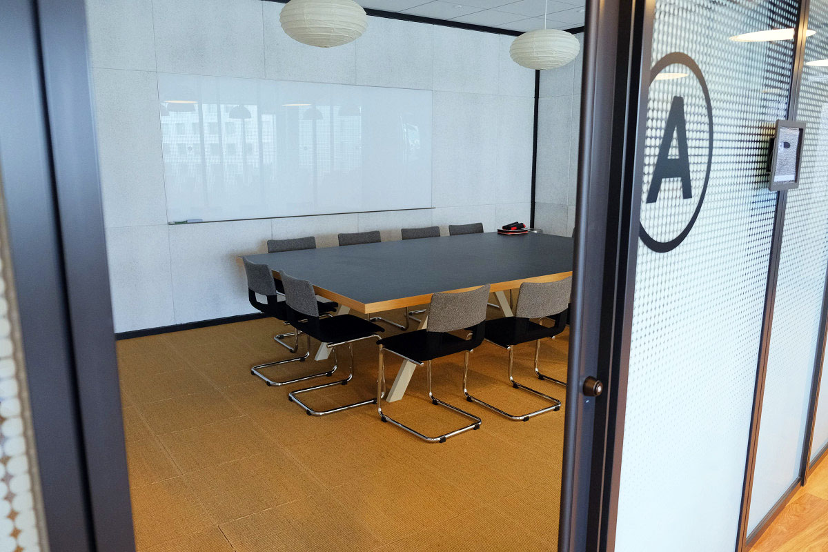 小さめのミーティングルーム