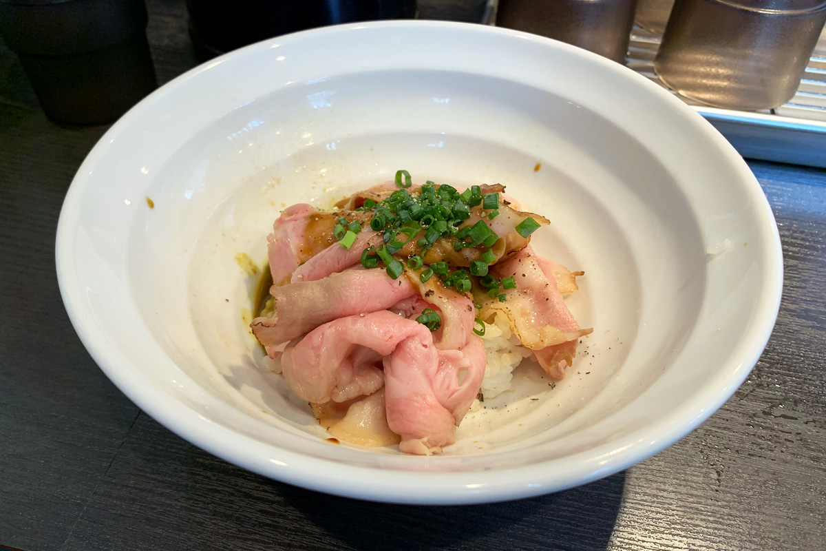 レアチャーシューを炙った丿貫の「炙り肉めし」