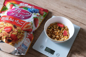 「フルーツグラノラ 朝摘みいちご」のグラムごとの写真とカロリーなどの栄養成分まとめ