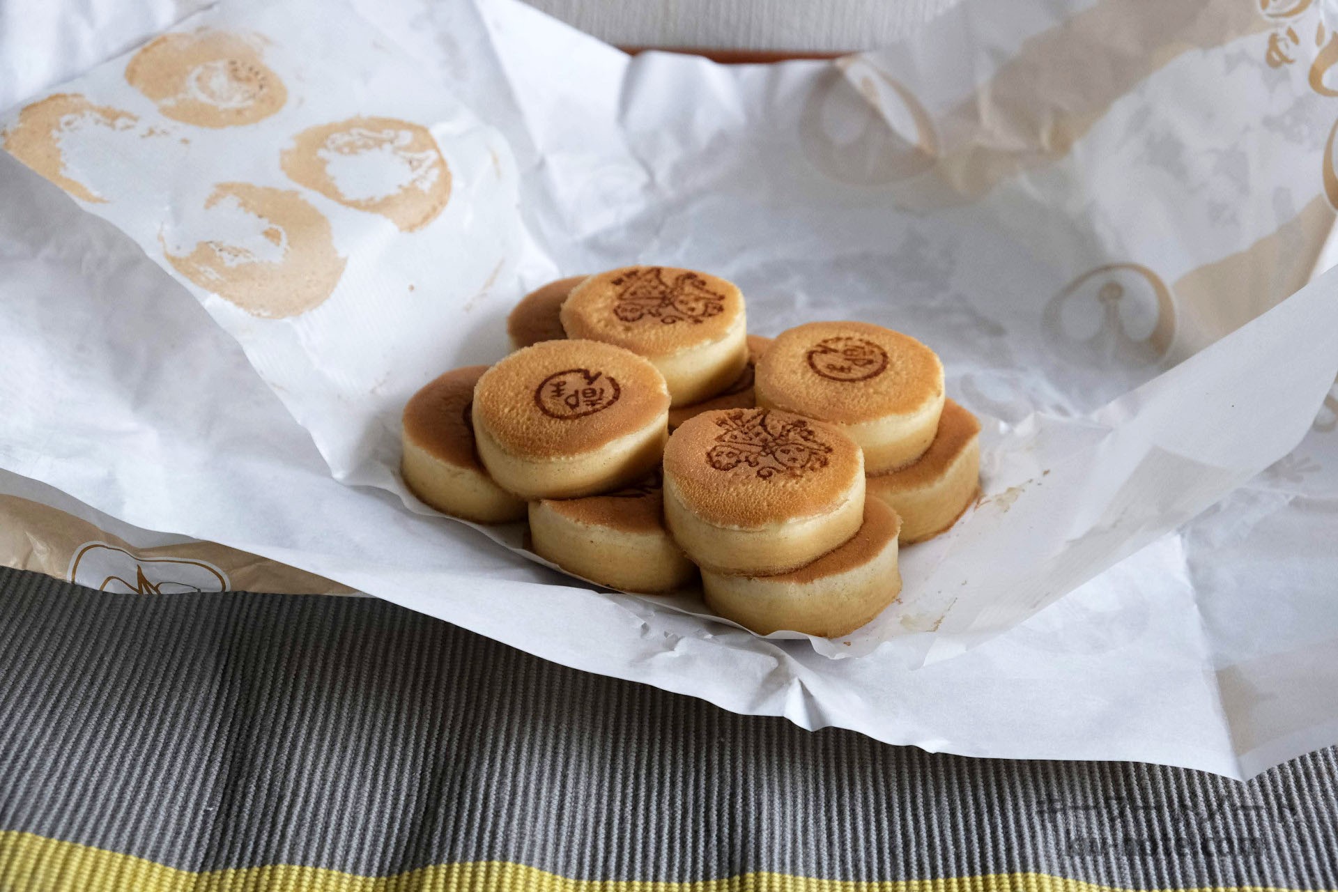 紙袋に入った都まんじゅう