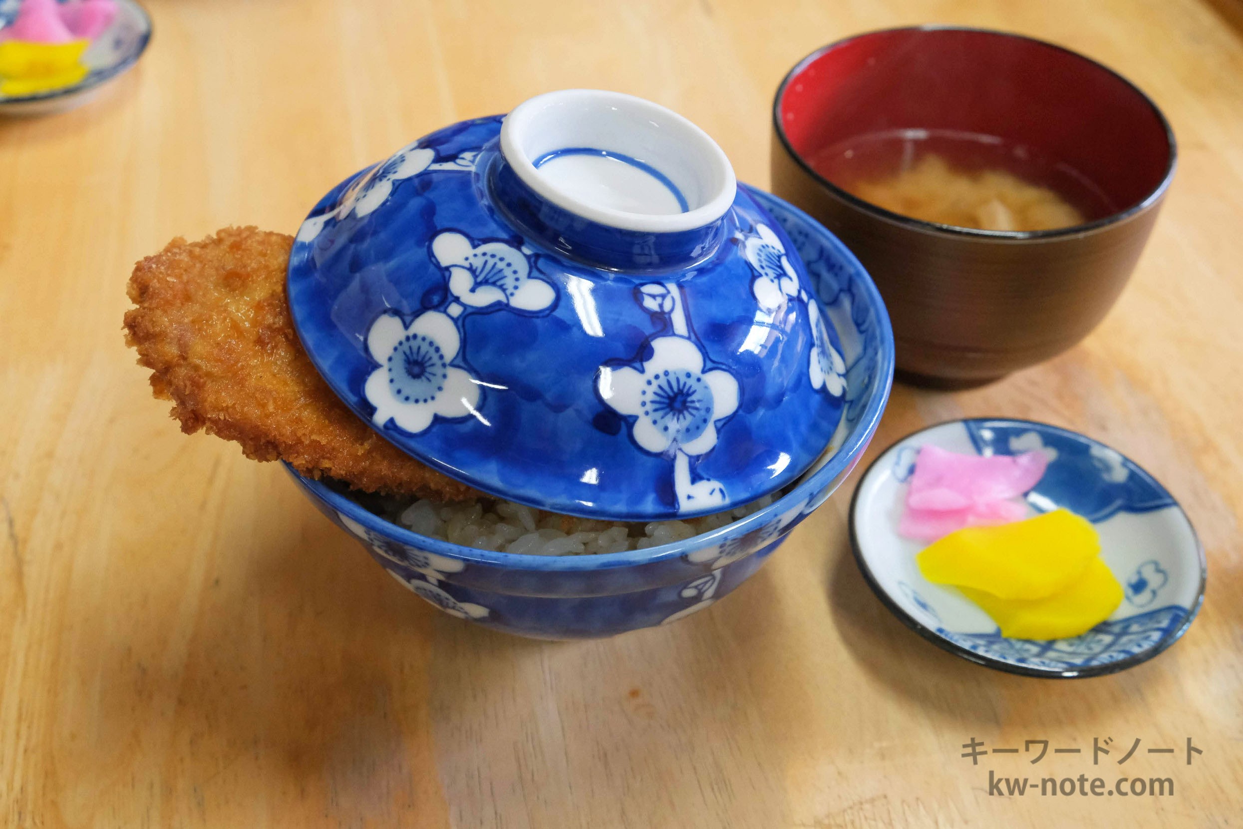 丼からはみ出るわらじカツ