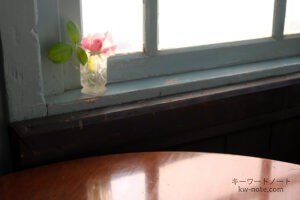 レトロな雰囲気の窓