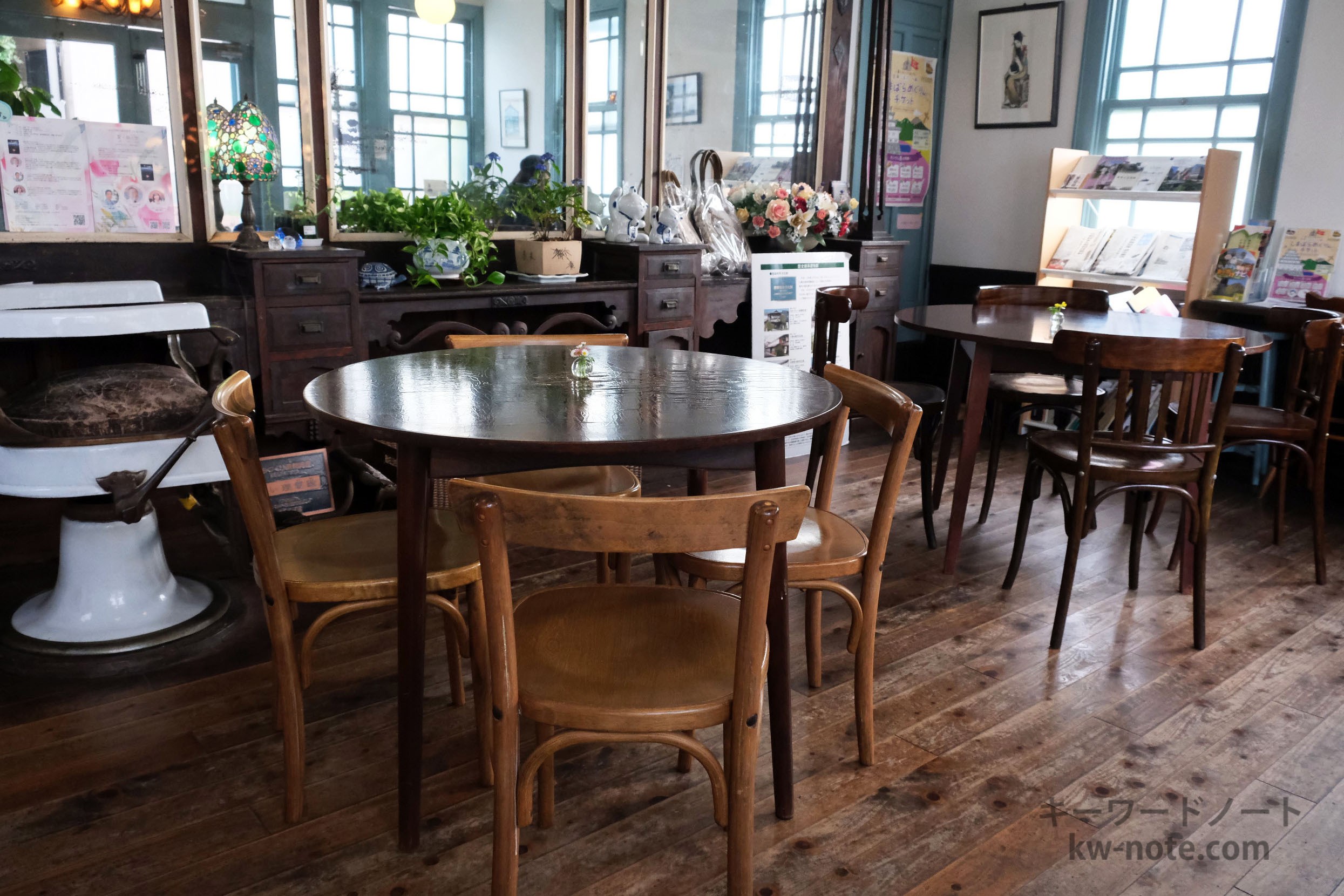 店内のテーブル席