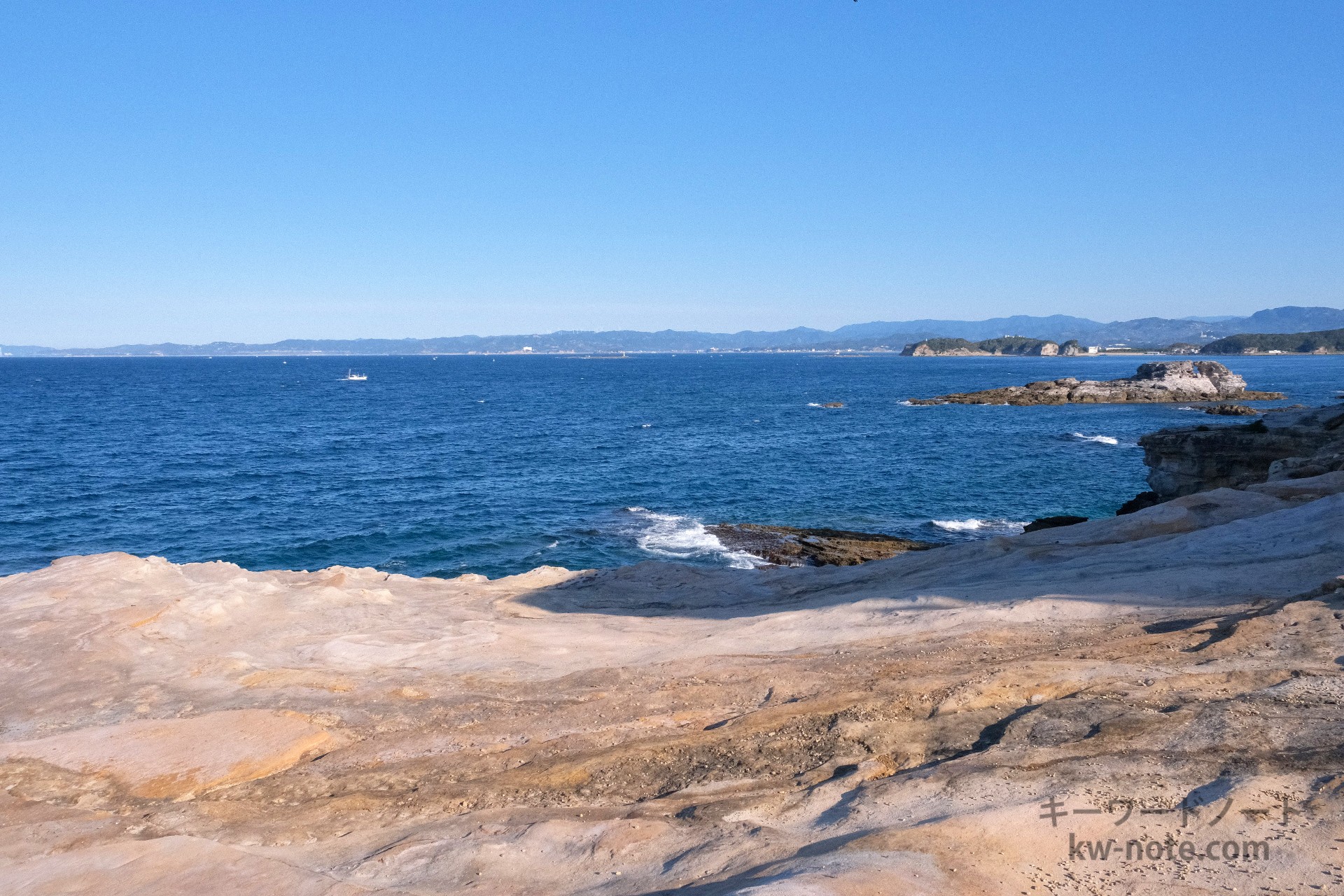 千畳敷向かって右、田辺市側の海