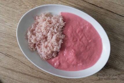 ピンクカレーとピンクライス　上から撮影