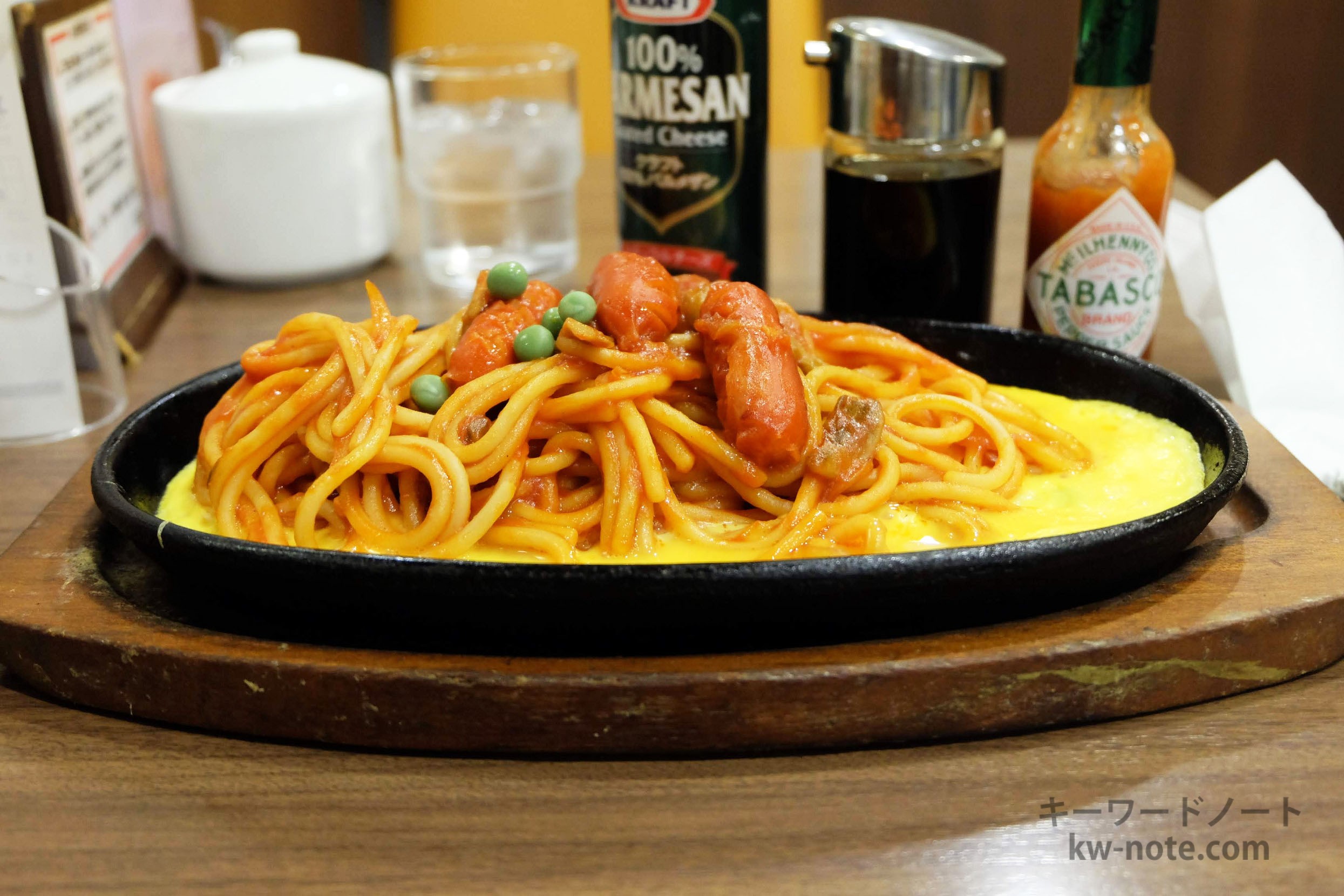 鉄板ナポリタンの横からのボリューム感