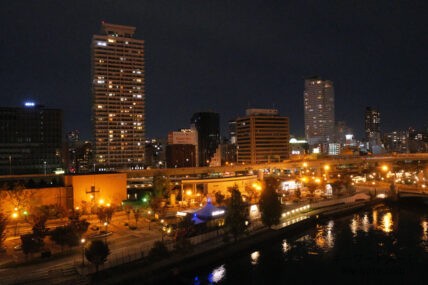 部屋から見た夜の街の景色