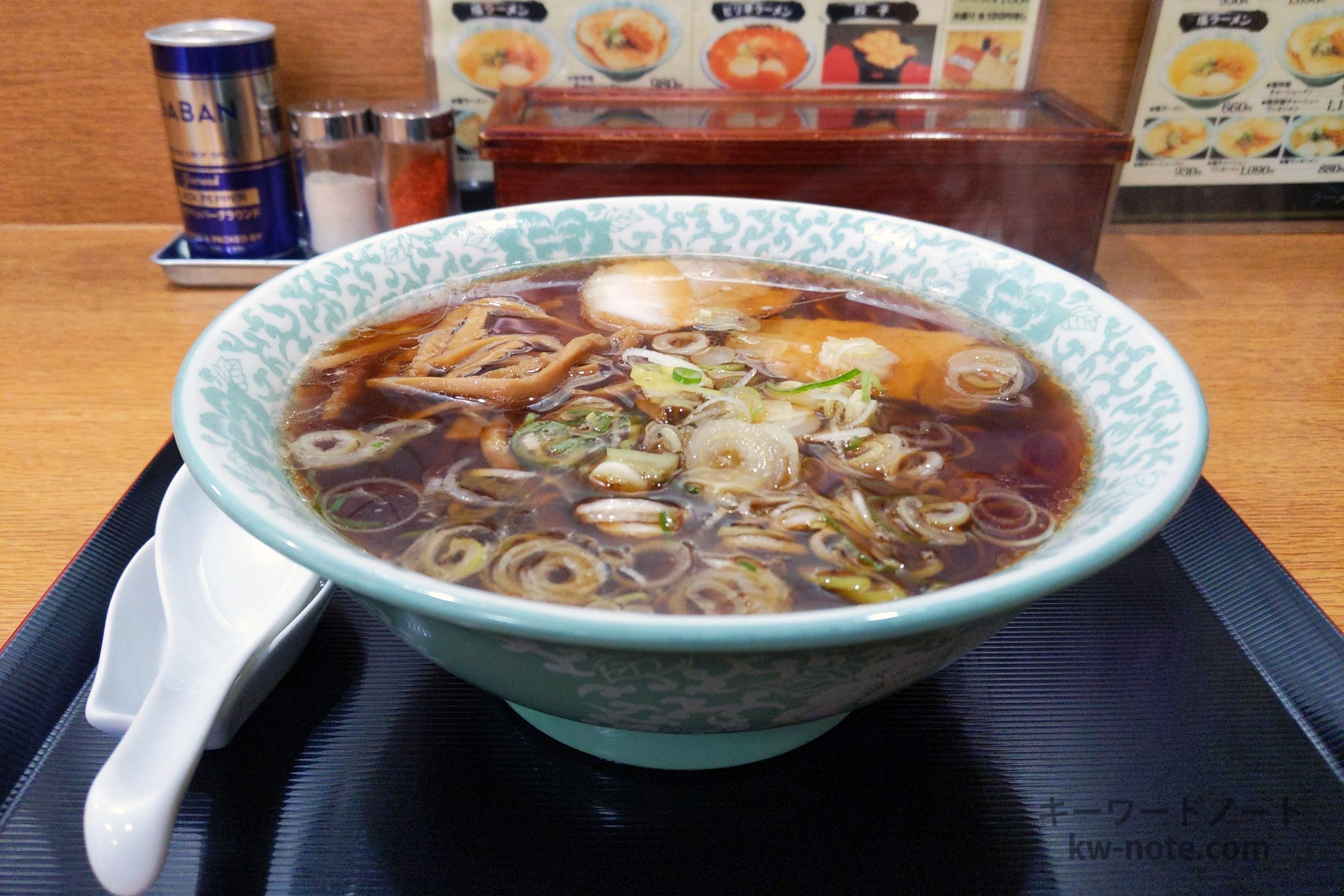 横から見た醤油ラーメン