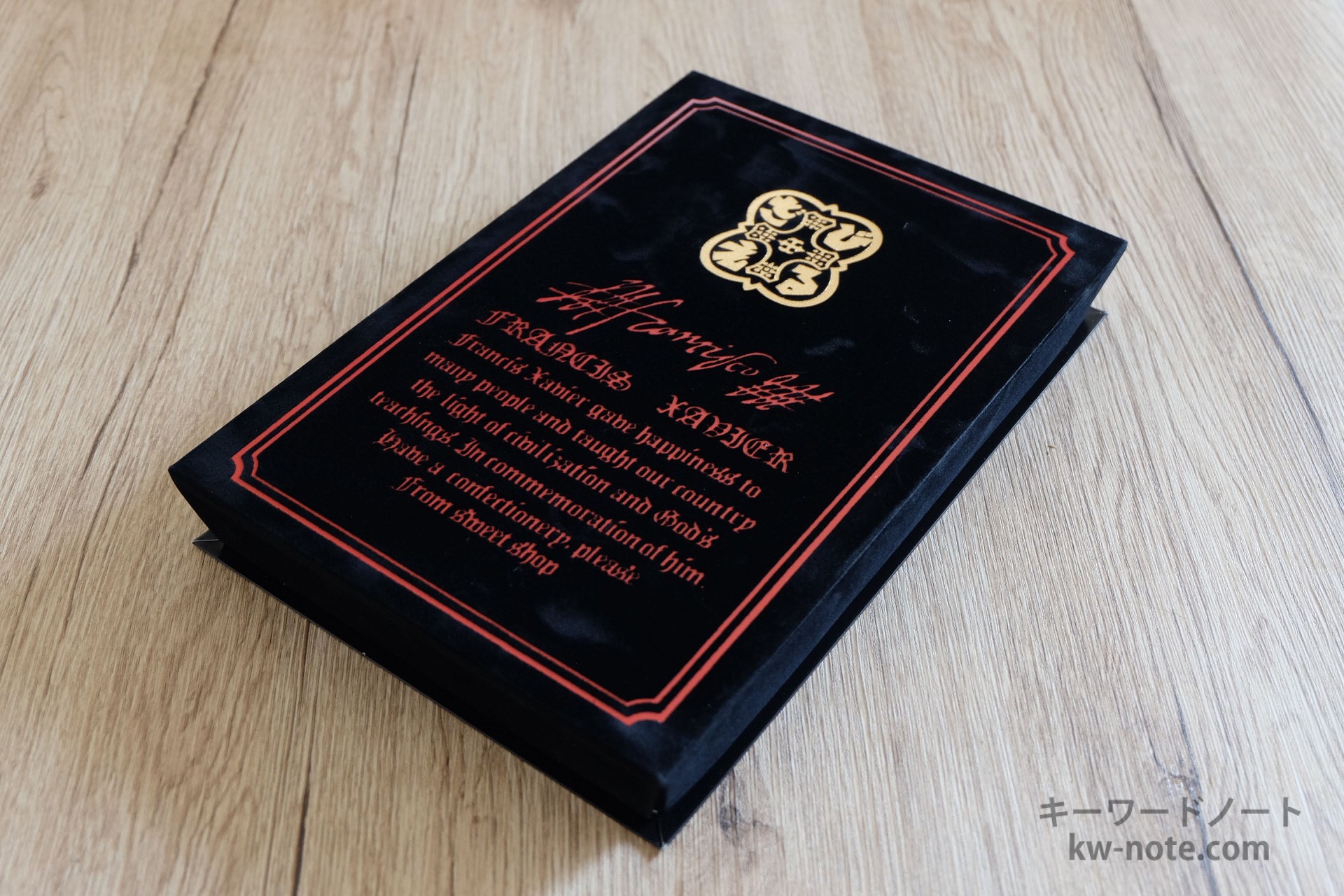 黒・赤・金の豪華な箱