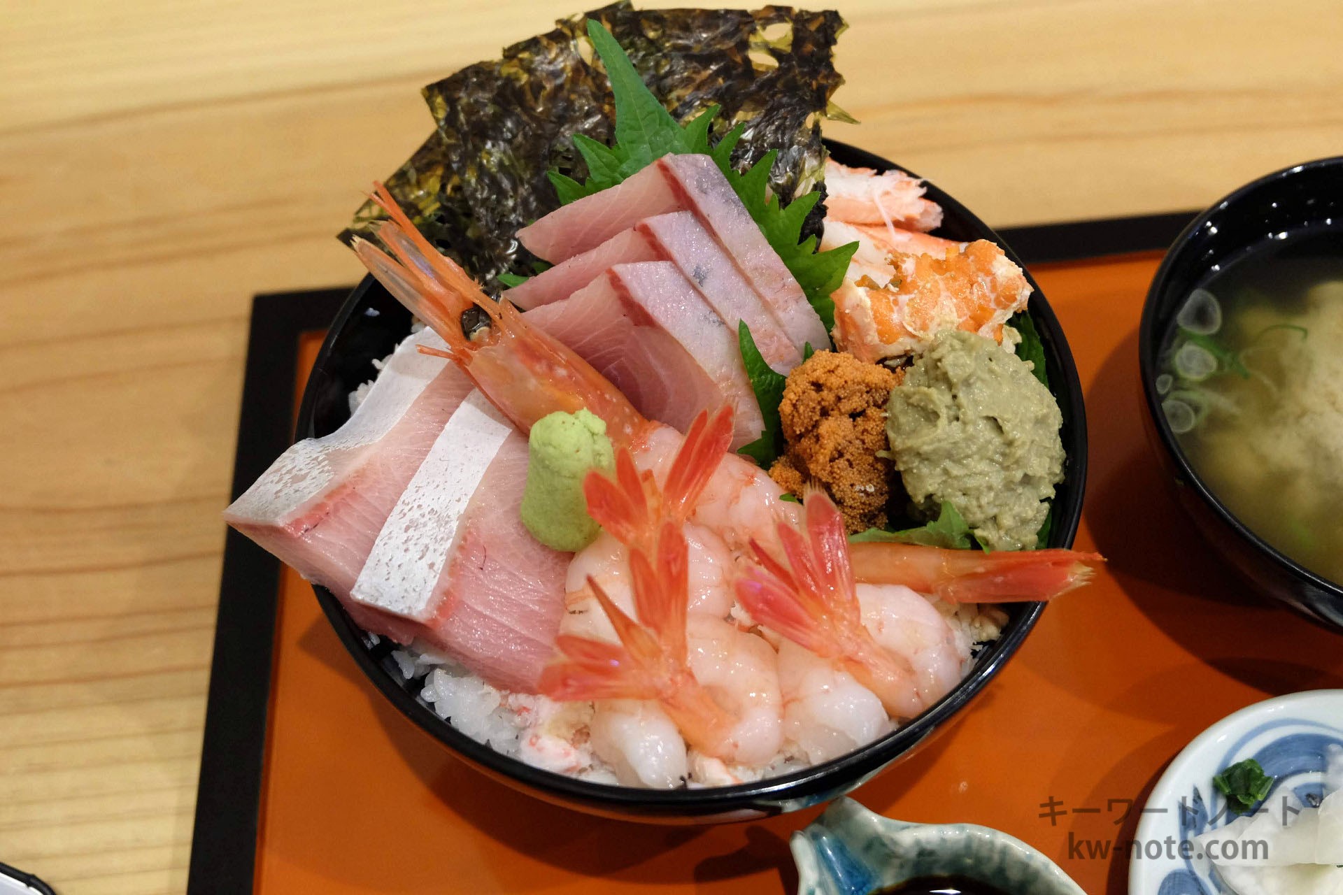 ぶり、えび、かに、外子、内子、かにみそが乗った丼