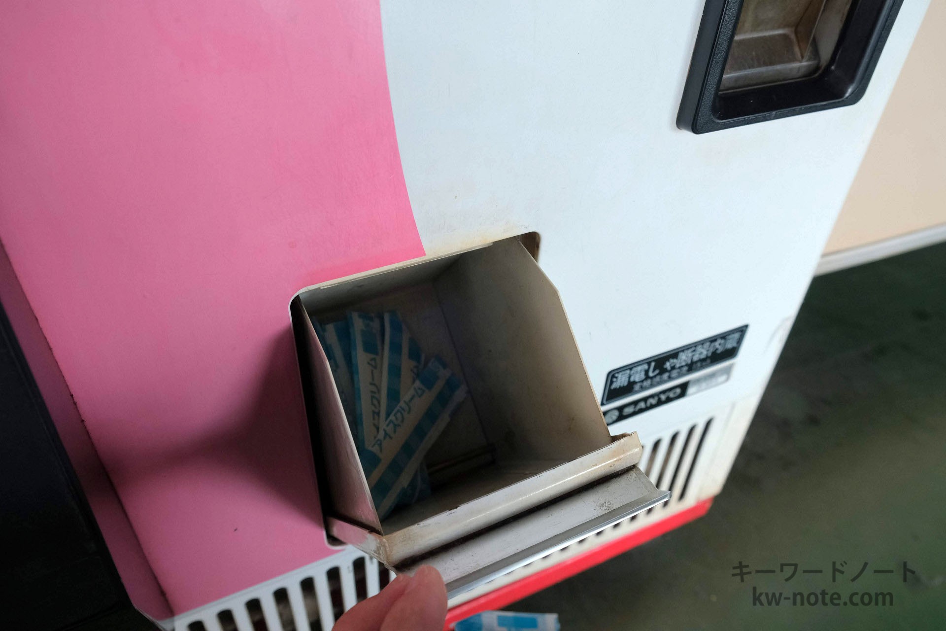 自販機に設置されたアイス用スプーン