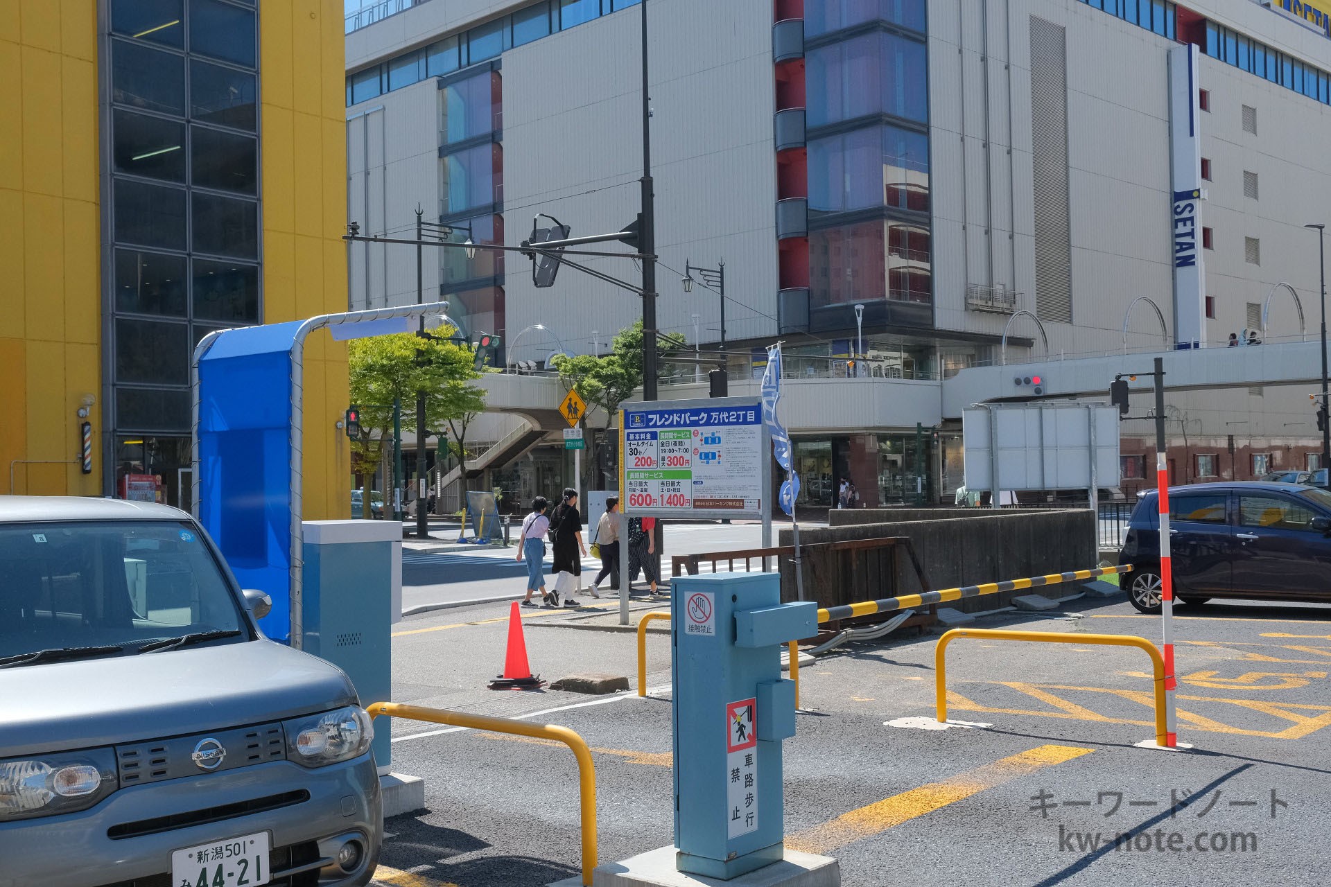 バスセンター前の有料駐車場入口(フレンドパーク万代2丁目)