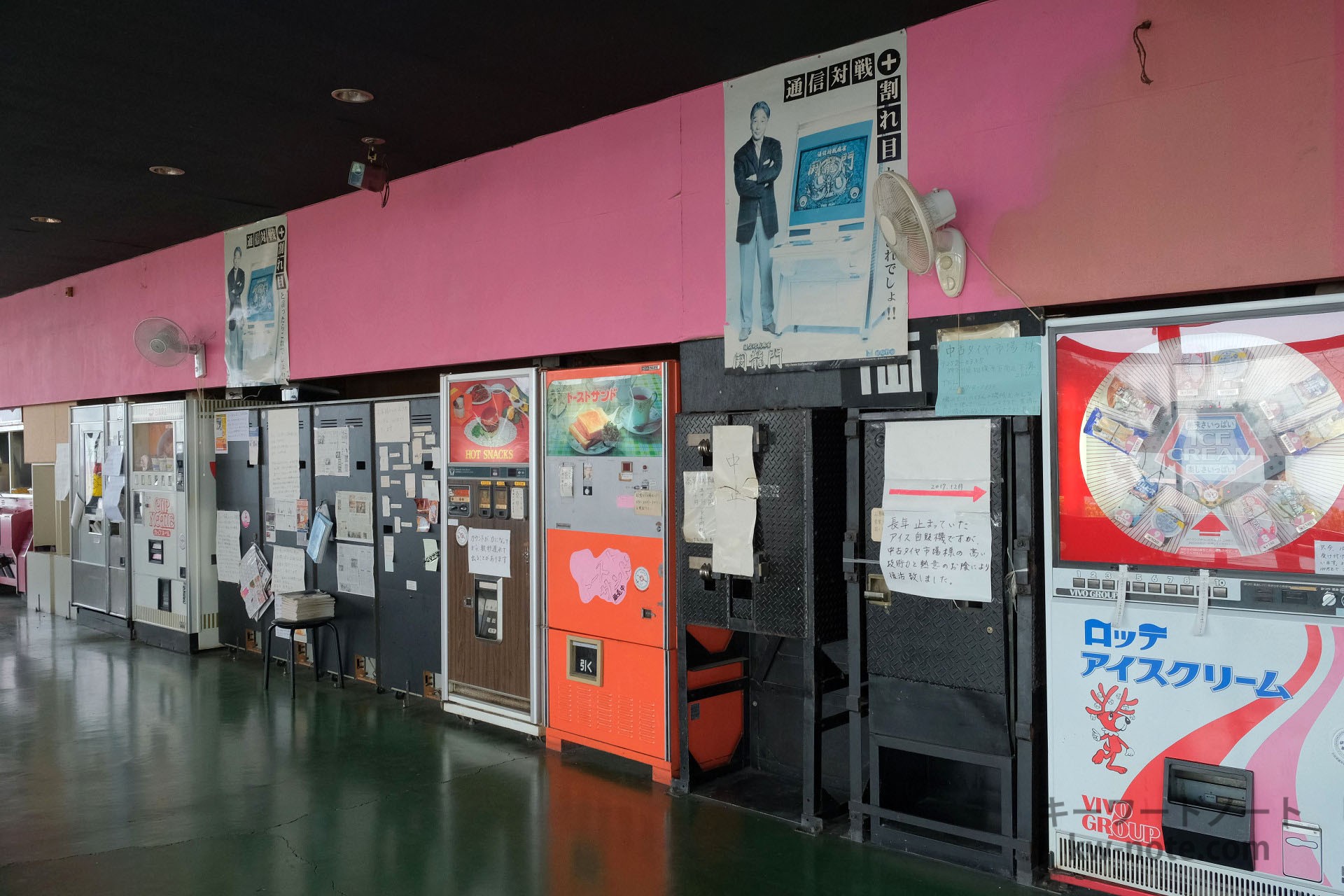 レトロな自動販売機が並びます