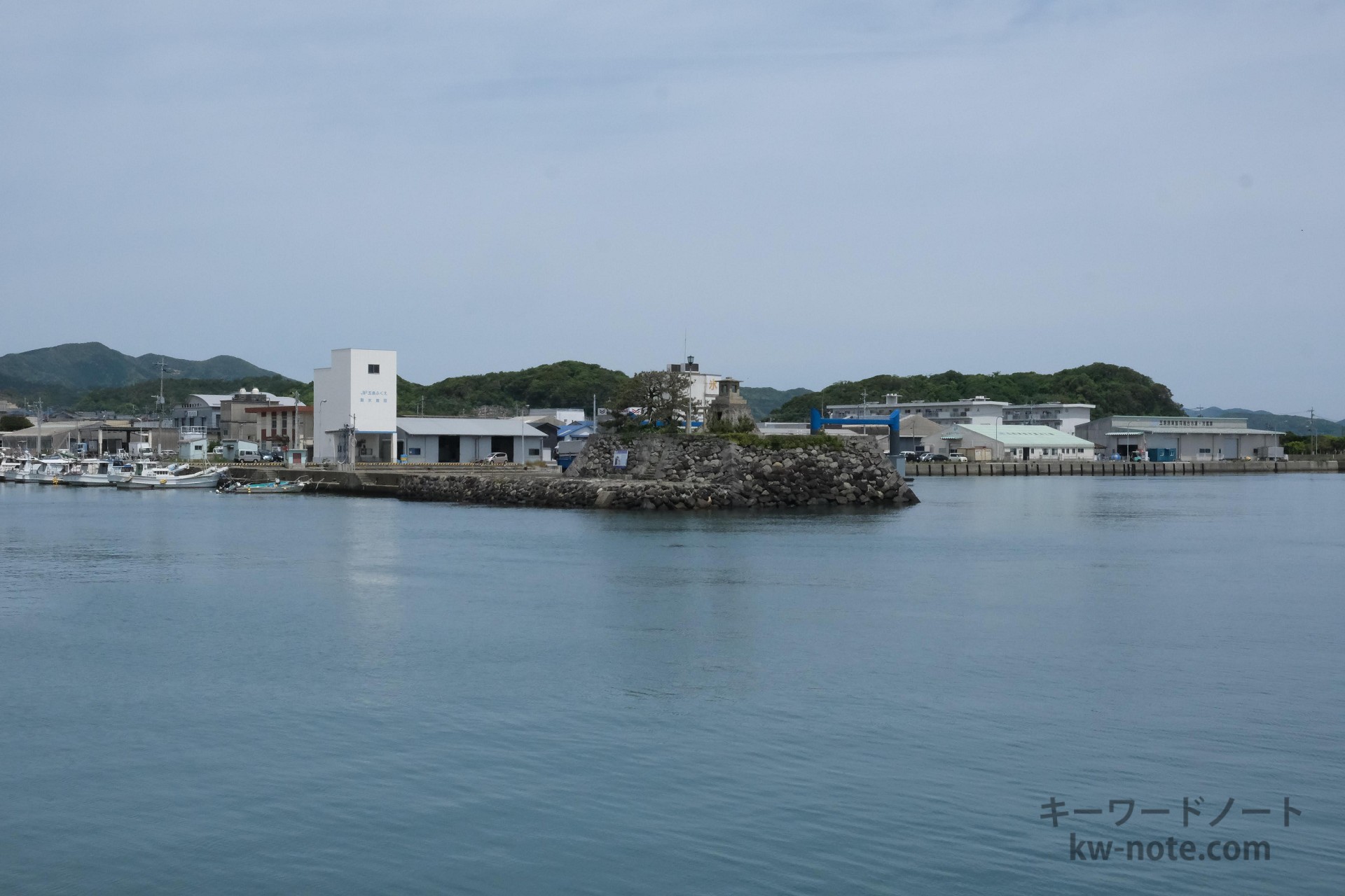 お店の向かいの海と常灯鼻