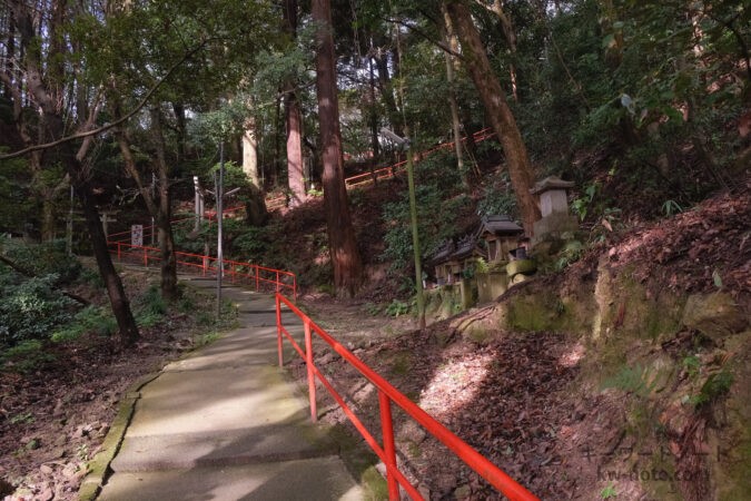 信貴山城への山道